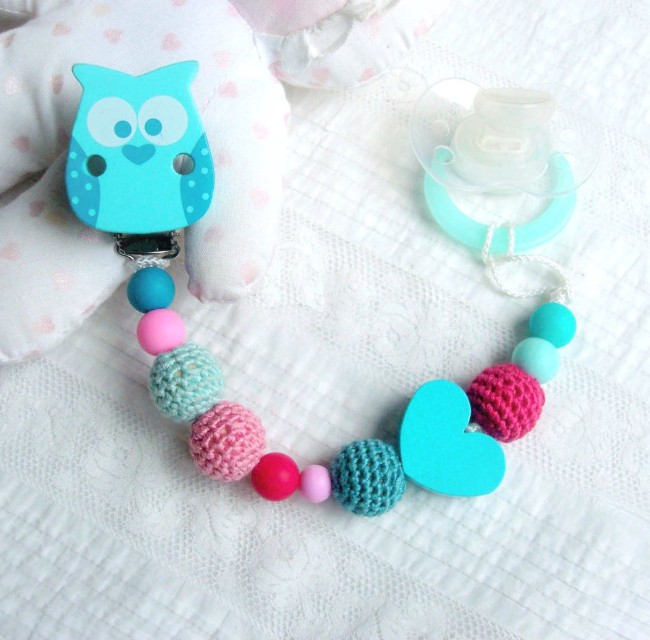 Autre version de l'attache tétine, ici en rose et turquoise pour petite fille