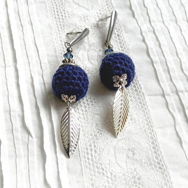 Boucles d'oreille fantaisie, perle coton crocheté marine et plume en métal argenté