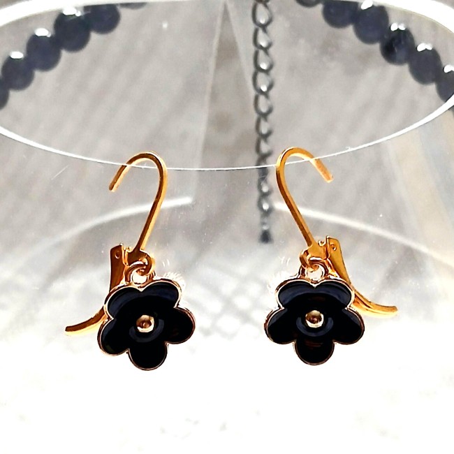 Boucles d'oreille fleur émaillée noire sur support doré