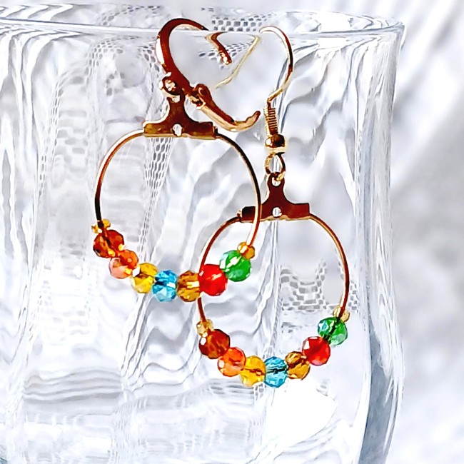 Créoles en acier inoxydable doré avec perles multicolores en cristal 