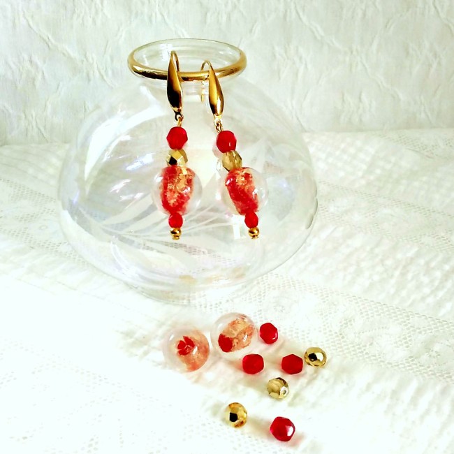 Longues boucles d'oreille avec perle vénitienne et cristal doré 