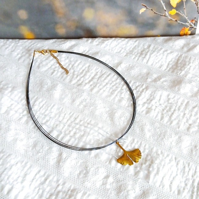 Collier avec suspension délicate en forme de feuille de Ginkgo