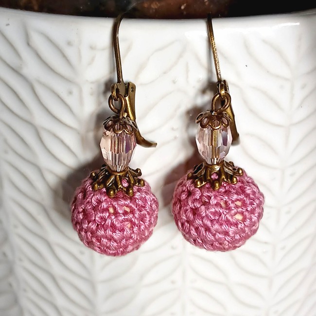 Boucle d'oreille perle crochetée bruyère