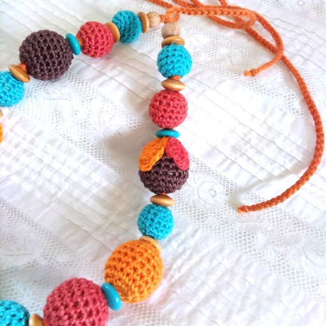 perles de coton et petites feuilles crochetées