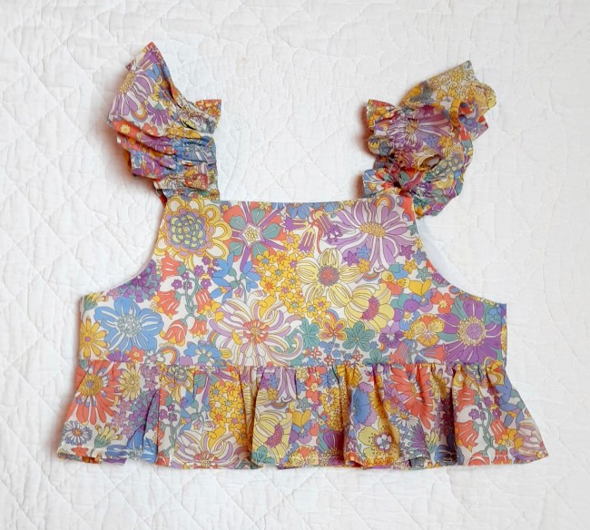 vue bretelles élastiquées volants top carmen rainbow garden | 4pommes