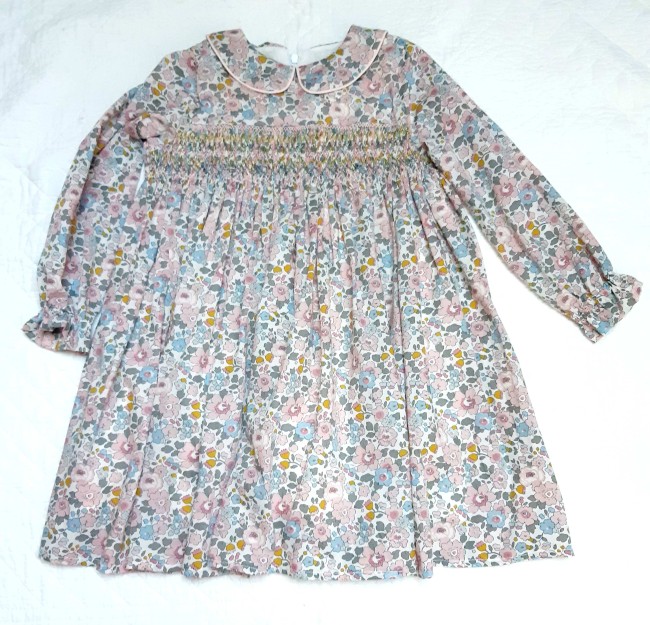 vue devant robe smoks brodés Manches longues Liberty Betsy c'est si bon | 4pommes