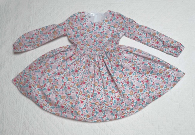 Robe qui tourne manches longues sans col en tissu Liberty exclusif Betsy fraise|4pommes