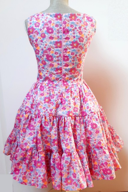 vue dos sur portant robe Carmen sans manches liberty Betsy Malibu | 4pommes