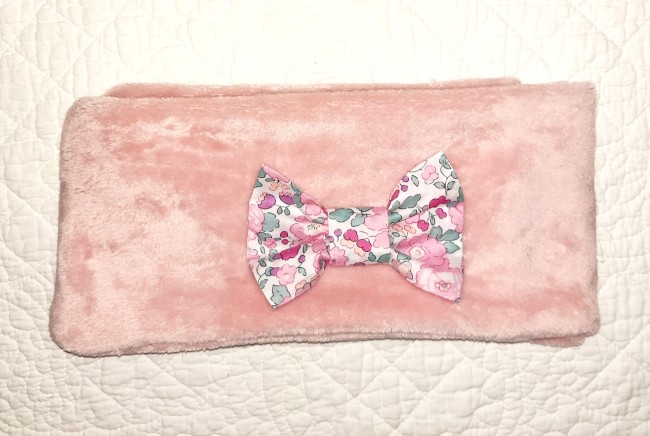 echarpe personnalisable noeud papillon doudou rose Betsy pétale irisé