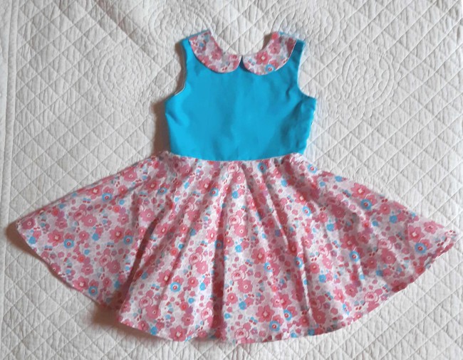 vue devant robe qui tourne dos nu coton plumetis turquoise col Claudine et jupe Liberty Betsy hibiscus| 4pommes