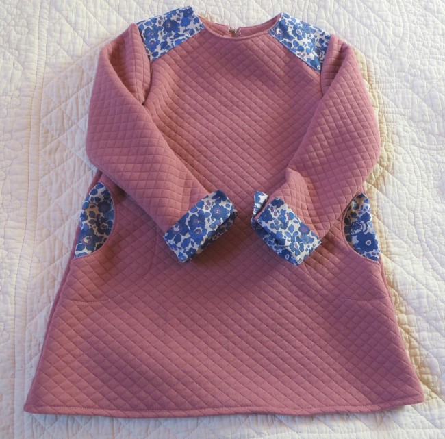 vue robe sweat matelasse vieux rose détails Liberty Betsy lavande|4pommes