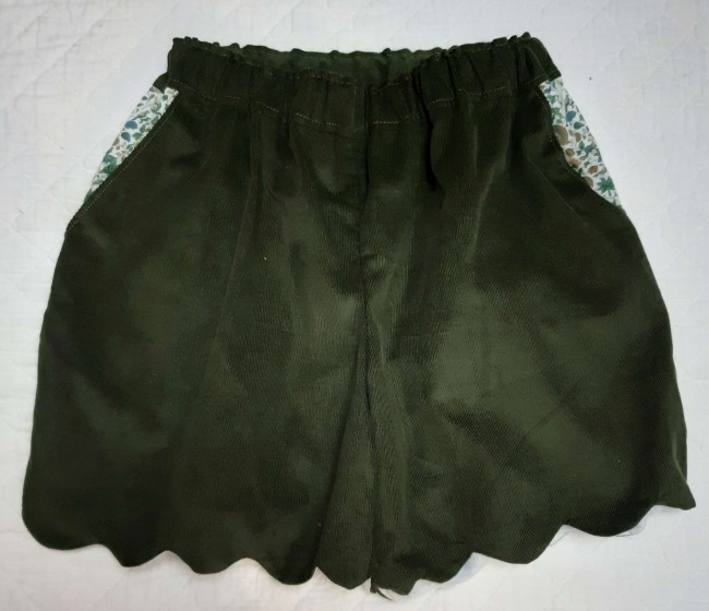 short fille effet jupe culotte velours vert forêt et Liberty Betsy Imran- modèle Léonie