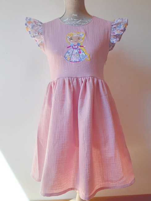 vue devant robe lisa double gze scintillante rose broderie raipoce et volants liberty Betsy quartz