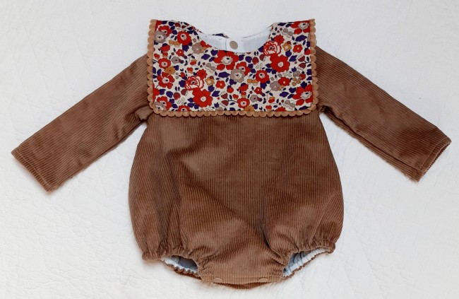 vue devant barboteuse manches longues velours chamois col carré Liberty Betsy autumn festonné|4pommes