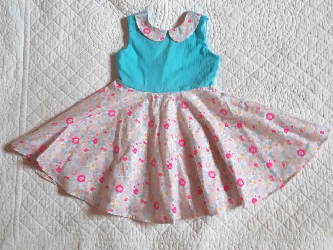 vue devant robe qui tourne dos nu coton plumetis turquoise col Claudine et jupe Liberty Betsy gerbera| 4pommes