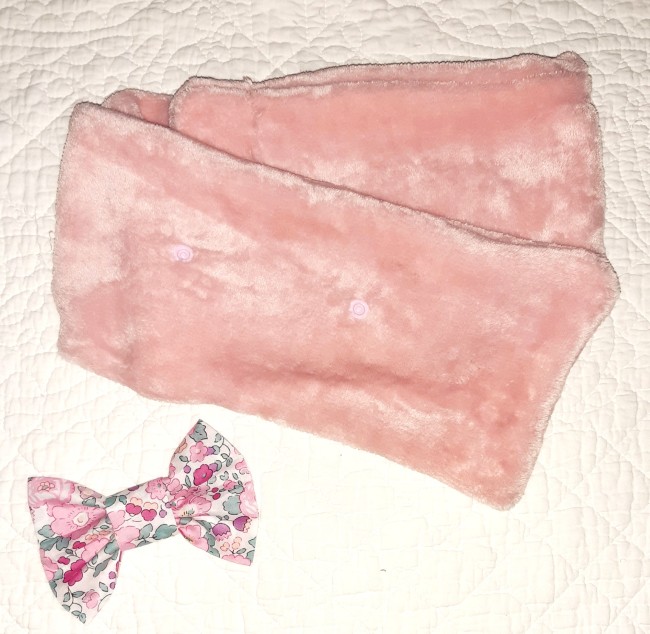 echarpe personnalisable noeud papillon doudou rose Betsy pétale irisé