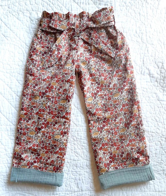 vue côté Liberty pantalon Léonie Liberty Poppy noisette double gaze irisée céladon|4pommes