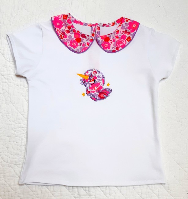 vue tee-shirt col Claudine passepoilé broderie licorne Liberty Betsy cassis | 4pommes