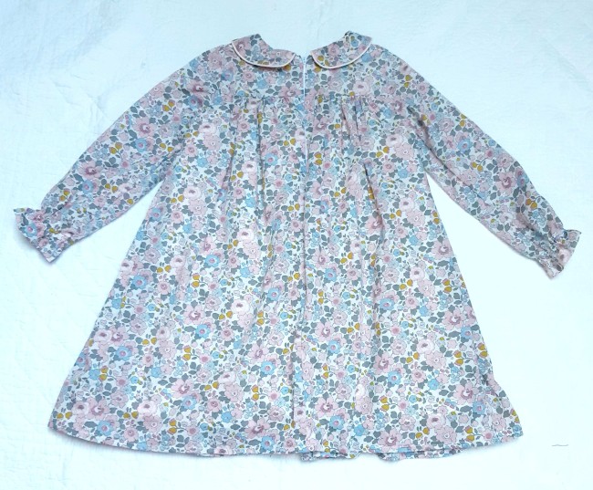 vue dos robe smoks brodés Manches longues Liberty Betsy c'est si bon | 4pommes