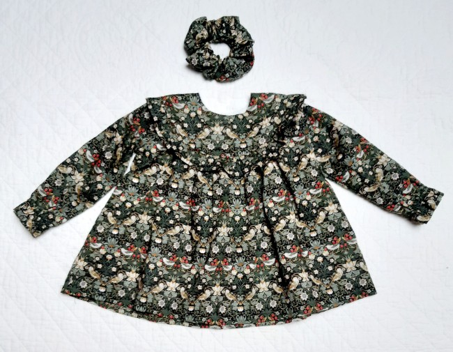 blouse plastron volanté Liberty strawberry thief foret