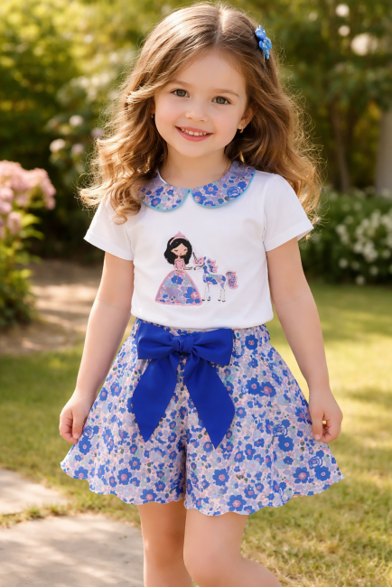 vue sur petite fille ensemble short effet jupe culotte Betsy cobalt et son tee-shirt broderie princesse et licorne | 4pommes