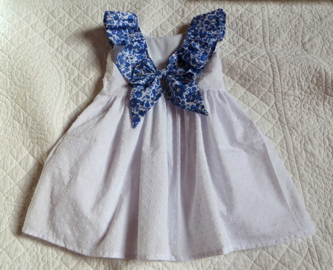 vue dos robe Pauline plumetis blanc Liberty Betsy lavande|4pommes