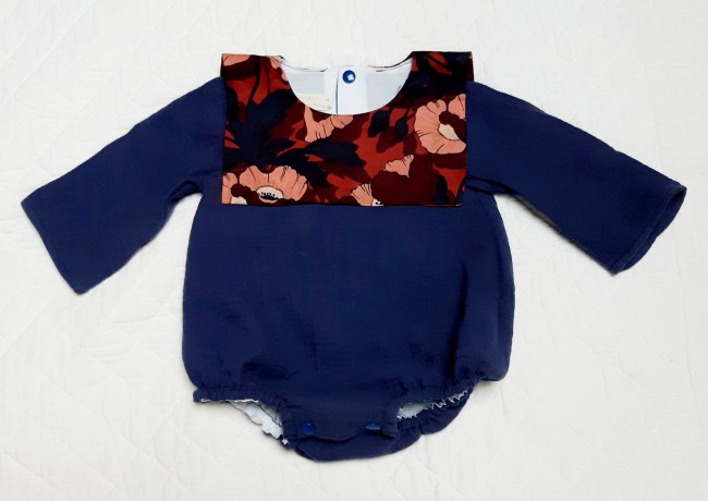 vue devant barboteuse manches longues double gaze marine col arré Liberty poppy butterfield cayenne|4pommes