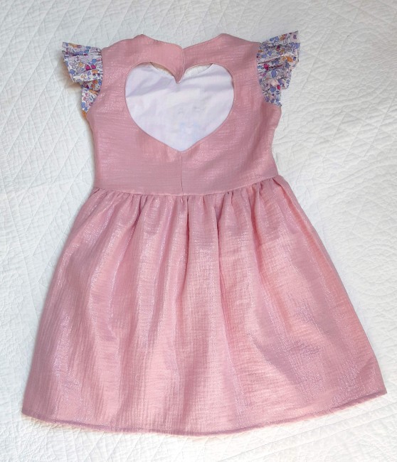 vue dos robe lisa double gze scintillante rose broderie raipoce et volants liberty Betsy quartz