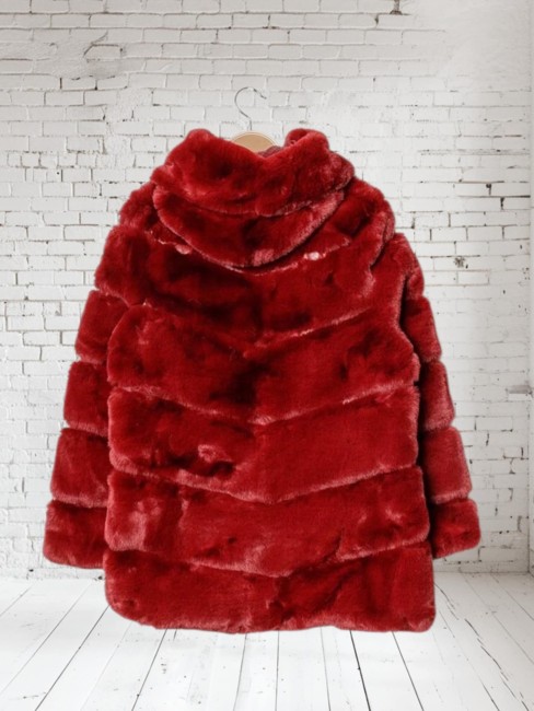 Manteau en fourrure à capuche