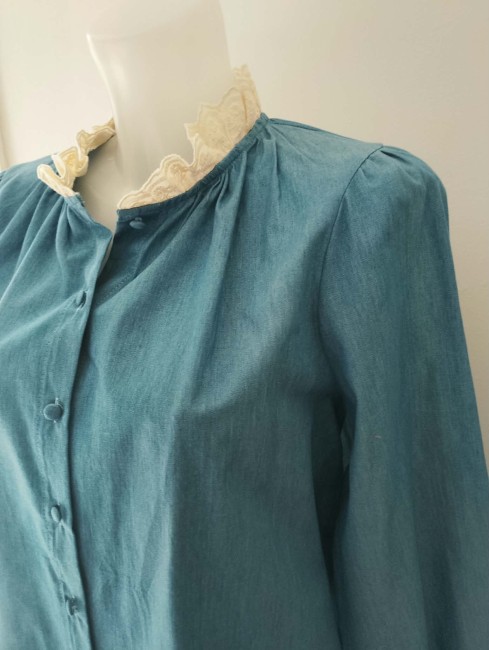Chemise bleu denim et volant écru