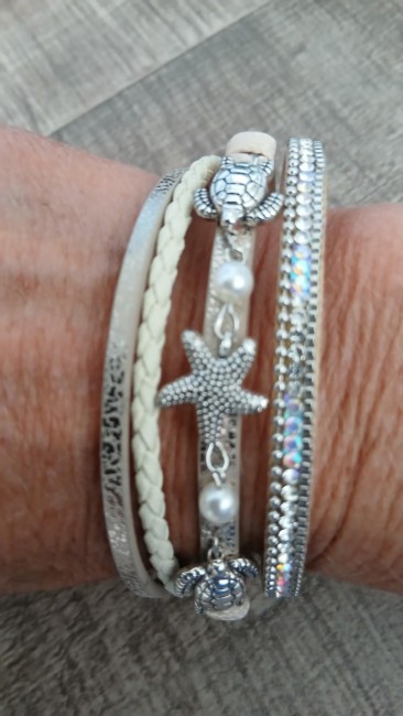 Bracelet multibrins avec breloques