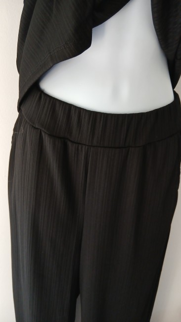 20251118_143142 Ensemble élégant top et pantalon noir