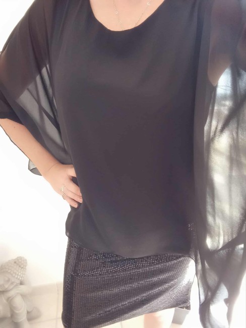 Robe noire à sequins et mousseline 
