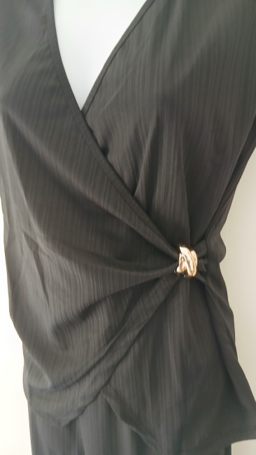 20251118_143133 Ensemble élégant top et pantalon noir