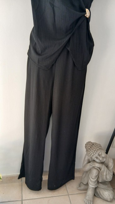 20251118_143147 Ensemble élégant top et pantalon noir