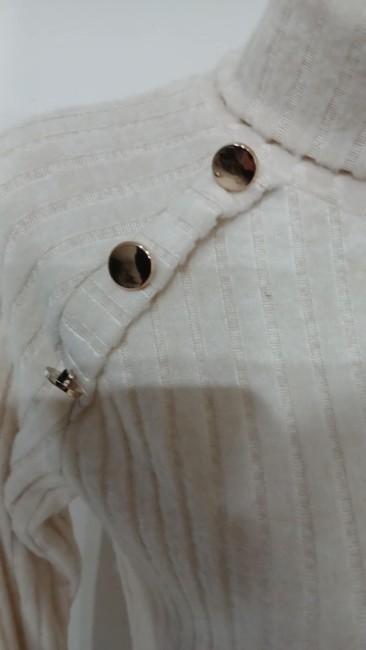 Pull slim détail boutons