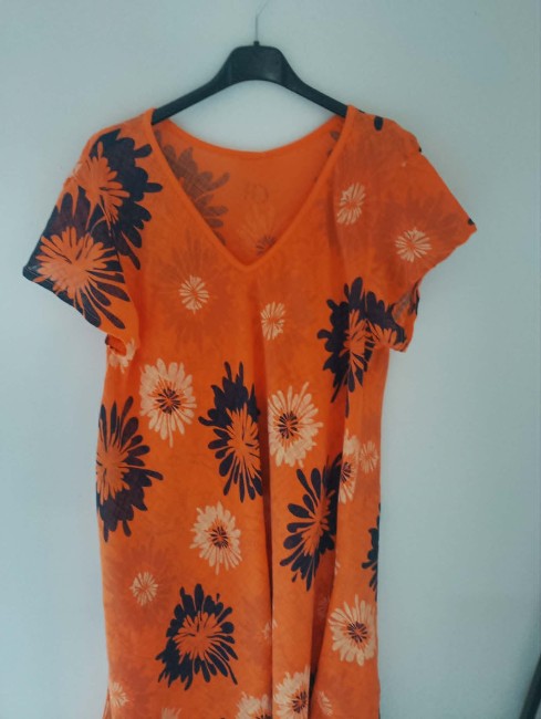 Robe orange à fleurs