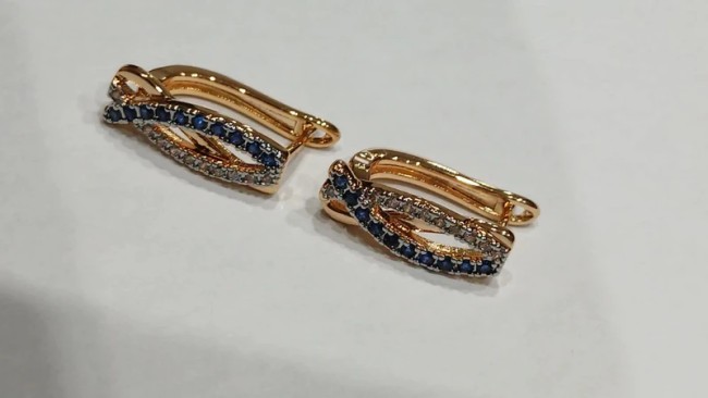 Boucles d'oreilles entrelacement de zirconium