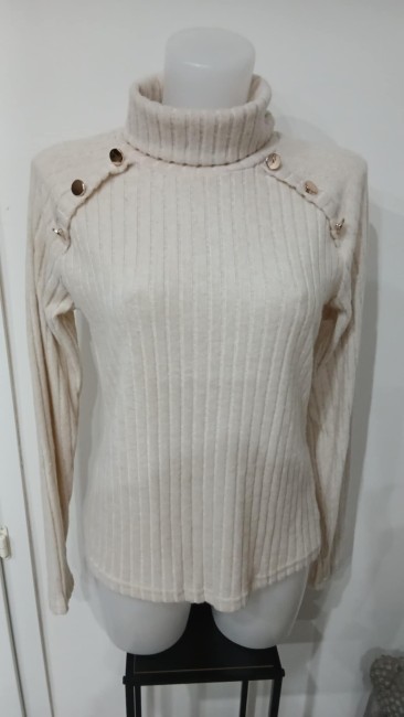 Pull slim détail boutons