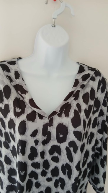 Blouse grise à imprimé léopard