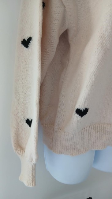 Pull beige motif coeur noir