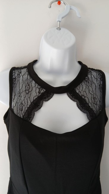 9a39f786-a758-4afa-b92b-2a2f0b111628 Combinaison noire chic et raffiné