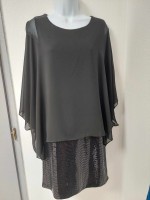 Robe noire à sequins et mousseline 
