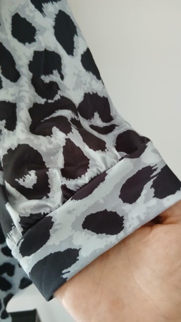 Blouse grise à imprimé léopard