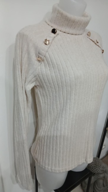 Pull slim détail boutons