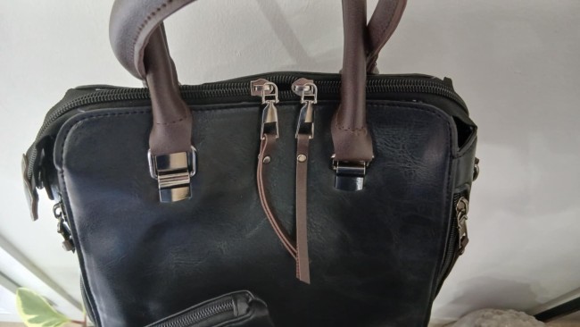 Sac noir avec ses pochettes assorties
