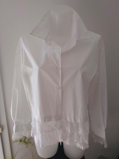 Chemise blanche et dentelle