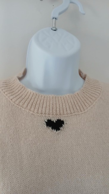 Pull beige motif coeur noir