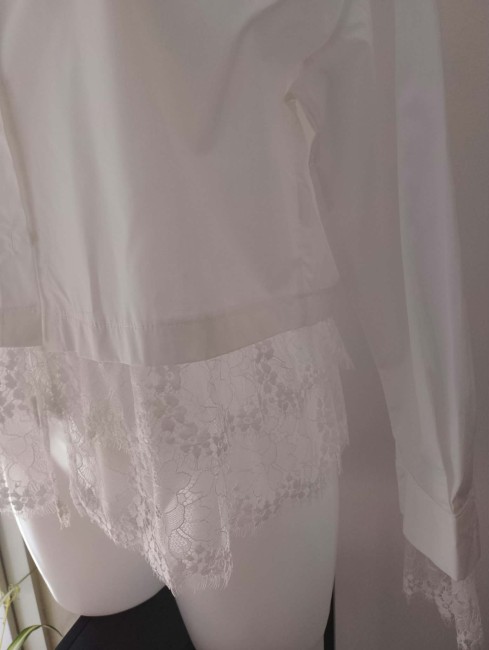 Chemise blanche et dentelle