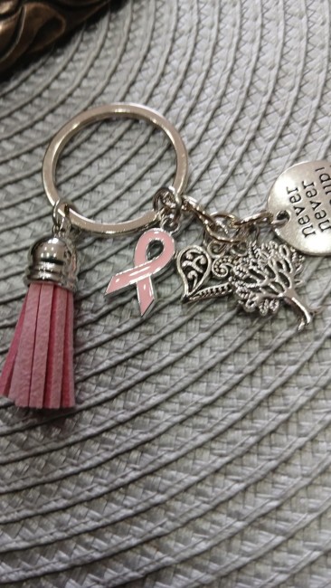 Porte clé octobre rose et breloques